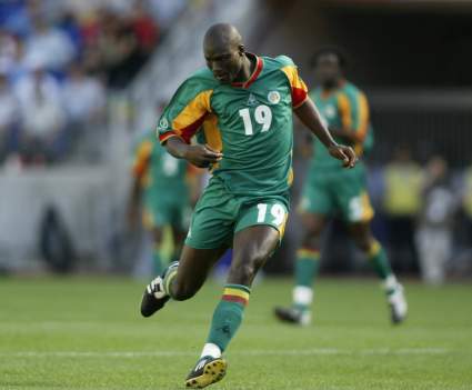 Murió el exfutbolista Papa Bouba Diop: ¿Por qué gol quedó en la historia del fútbol?