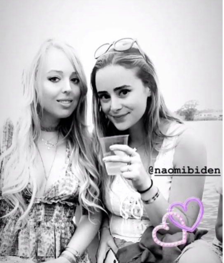 Tiffany Trump (izquierda) publicó una foto en sus historias de Instagram con Naomi Biden en junio de 2018.