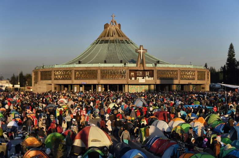 La gente se reúne alrededor de la Basílica de Guadalupe durante la fiesta de la Virgen de Guadalupe, patrona de México en la Ciudad de México el 12 de diciembre de 2017.