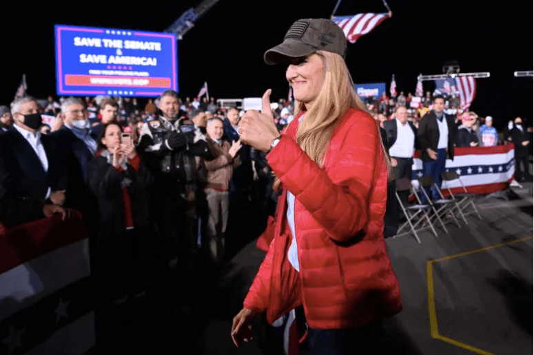 La senadora republicana Kelly Loeffler levanta el pulgar.