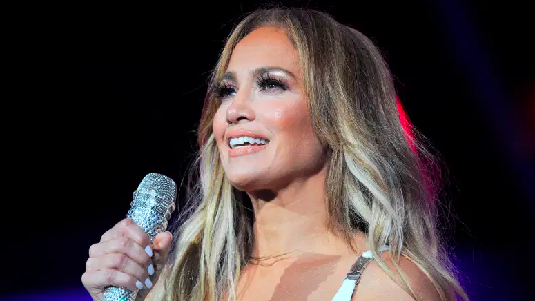 Jennifer Lopez se presenta en la iHeartRadio Fiesta Latina 2019.