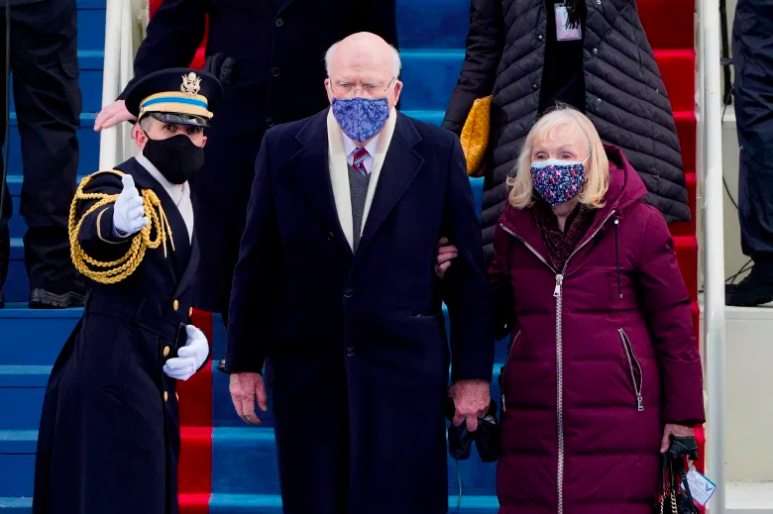 El senador Patrick Leahy (C) y su esposa Marcelle (R) llegan para la inauguración de Joe Biden.