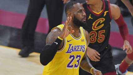 El staff de los Cavs se burla de LeBron por fallar un tiro… y responde así
