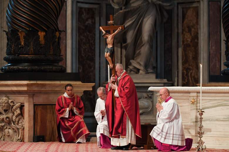 El Papa Francisco lleva un crucifijo durante la Celebración de la Pasión del Señor el Viernes Santo en la Basílica de San Pedro, el 19 de abril de 2019 en el Vaticano.