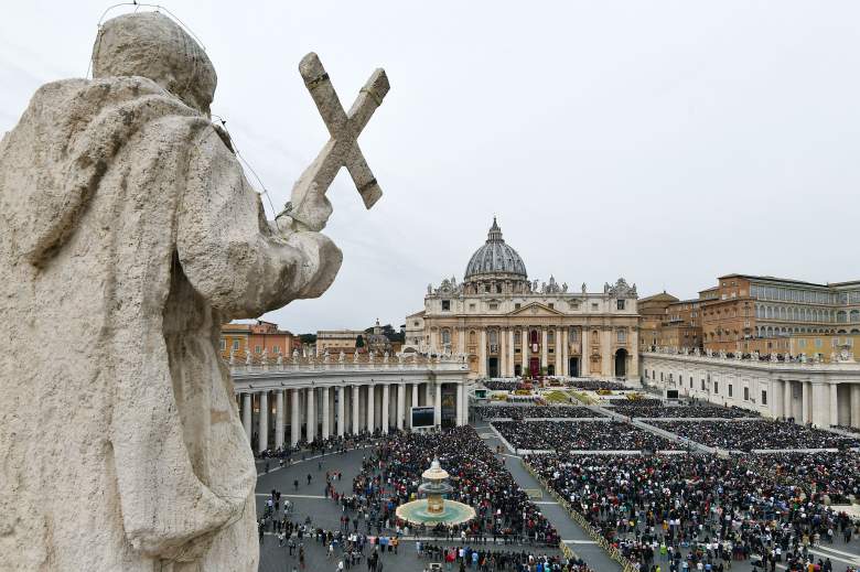 Una vista general muestra a los fieles que asistieron a la misa del domingo de Pascua del Papa fuera de la basílica de San Pedro en la plaza de San Pedro el 21 de abril de 2019 en el Vaticano.