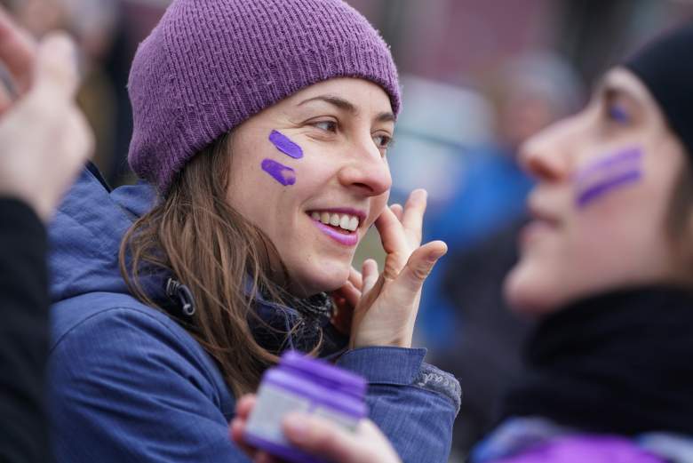 Mujeres que visten de púrpura y andan en bicicleta se preparan para participar en la protesta feminista de bicicletas de mujeres "Purple Ride" en el Día Internacional de la Mujer el 8 de marzo de 2020 en Berlín, Alemania.