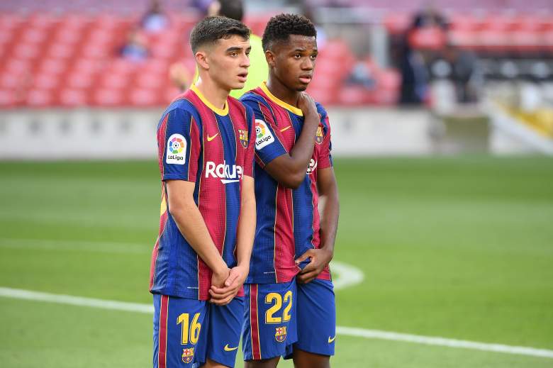 El mediocampista español de Barcelona, Pedri (L), y el mediocampista español de Barcelona, Ansu Fati, asisten al partido de fútbol de la Liga española entre Barcelona y Real Madrid en el estadio Camp Nou de Barcelona el 24 de octubre de 2020