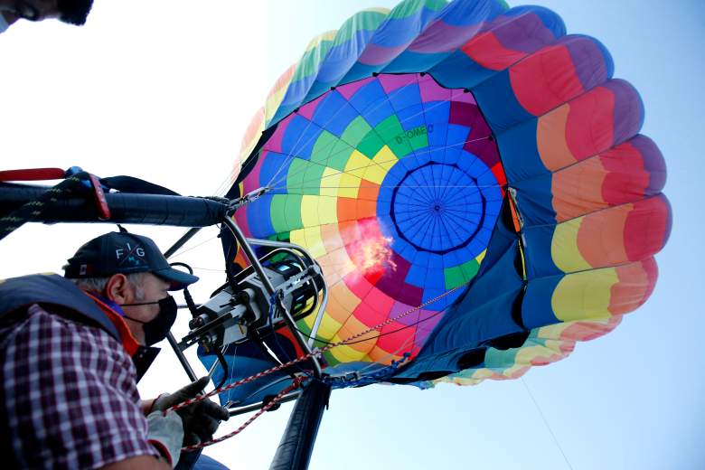 Un piloto se prepara para volar un globo aerostático durante el Festival Internacional de Globos Aerostáticos, en León, estado de Guanajuato, México, el 14 de noviembre de 2020, en medio de la pandemia del coronavirus COVID-19.