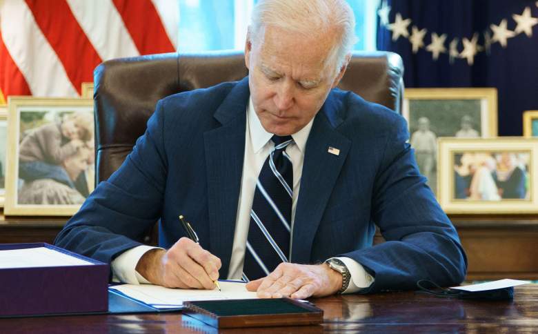 Biden firmó ley de alivios del COVID-19: ¿Cuándo mandarán los cheques de $1,400?