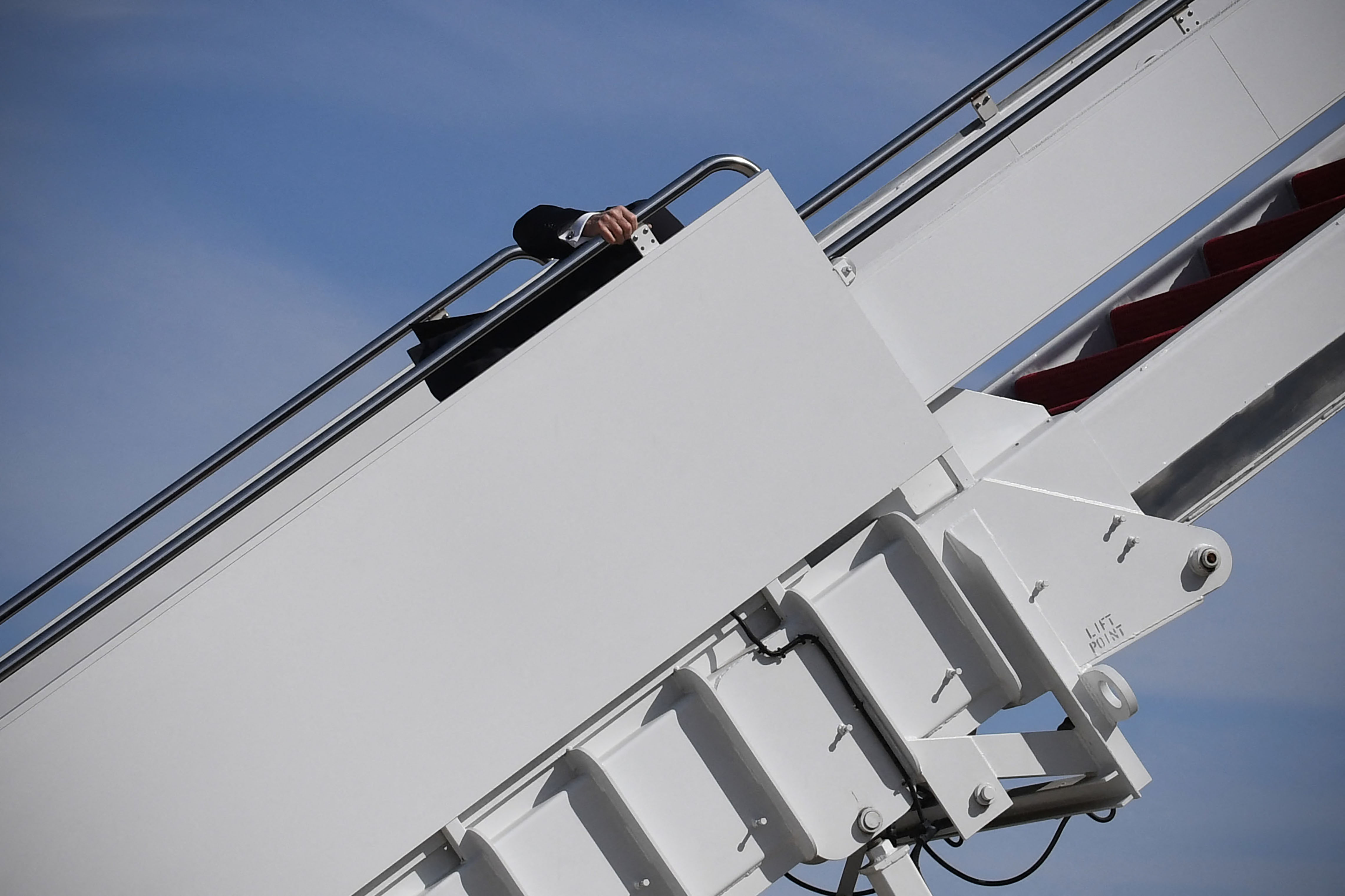 El presidente de los Estados Unidos, Joe Biden, viaja mientras aborda el Air Force One en la Base Conjunta Andrews en Maryland el 19 de marzo de 2021.