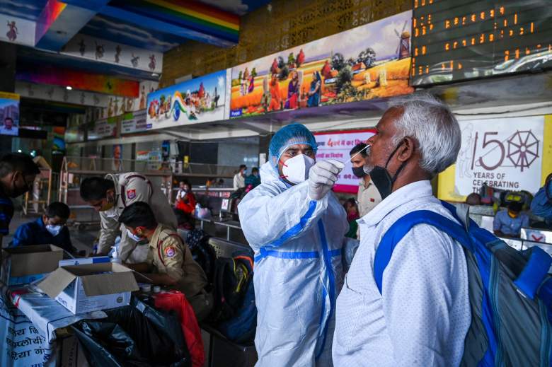 Un trabajador de la salud recolecta una muestra de hisopo de un pasajero para la prueba rápida de antígeno (RAT) para el coronavirus Covid-19 en una estación de tren en Nueva Delhi en el Match 25 de 2021