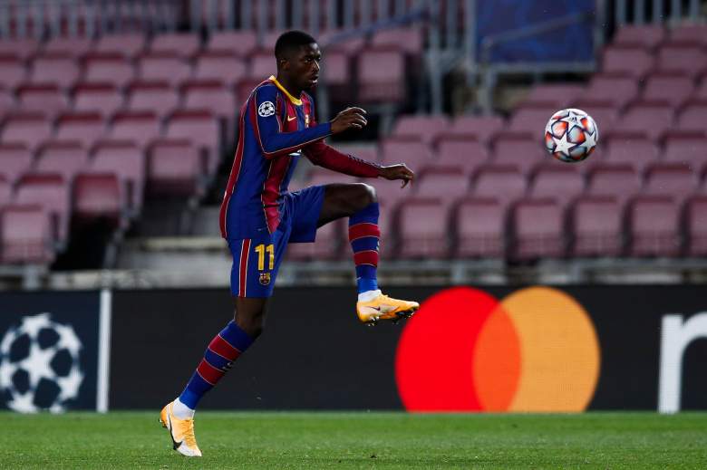 Ousmane Dembélé del FC Barcelona controla el balón durante el partido de la etapa del Grupo G de la Liga de Campeones de la UEFA entre el FC Barcelona y el Dynamo Kyiv en el Camp Nou el 4 de noviembre de 2020 en Barcelona, España.