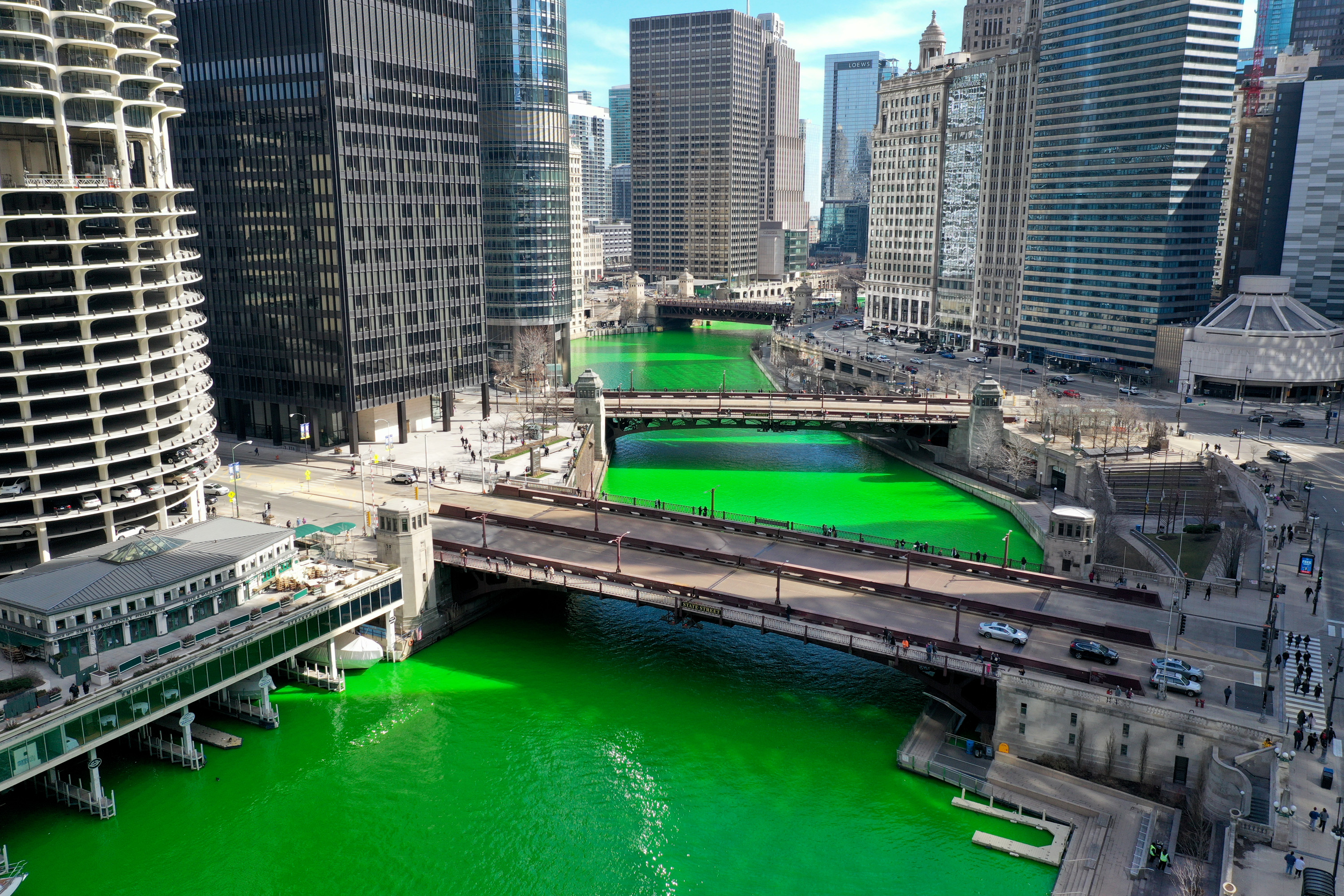 Una fotografía aérea tomada con un dron muestra el río Chicago mientras fluye por el centro de la ciudad después de ser teñido de verde en celebración del Día de San Patricio el 13 de marzo de 2021 en Chicago, Illinois.