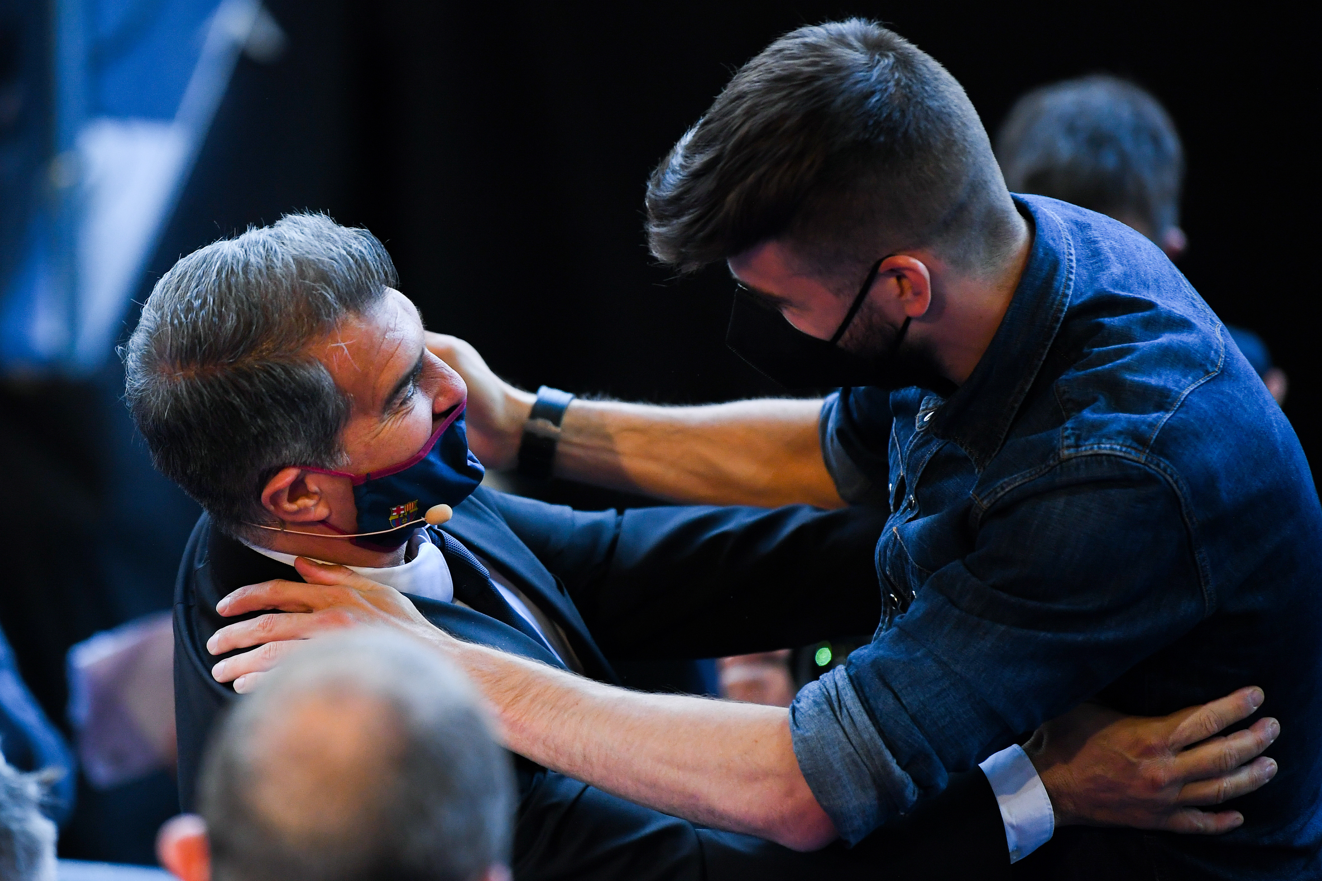 El nuevo presidente del FC Barcelona, Joan Laporta, habla con Gerard Piqué del FC Barcelona durante la inauguración oficial del presidente del FC Barcelona en el Camp Nou el 17 de marzo de 2021 en Barcelona, España.