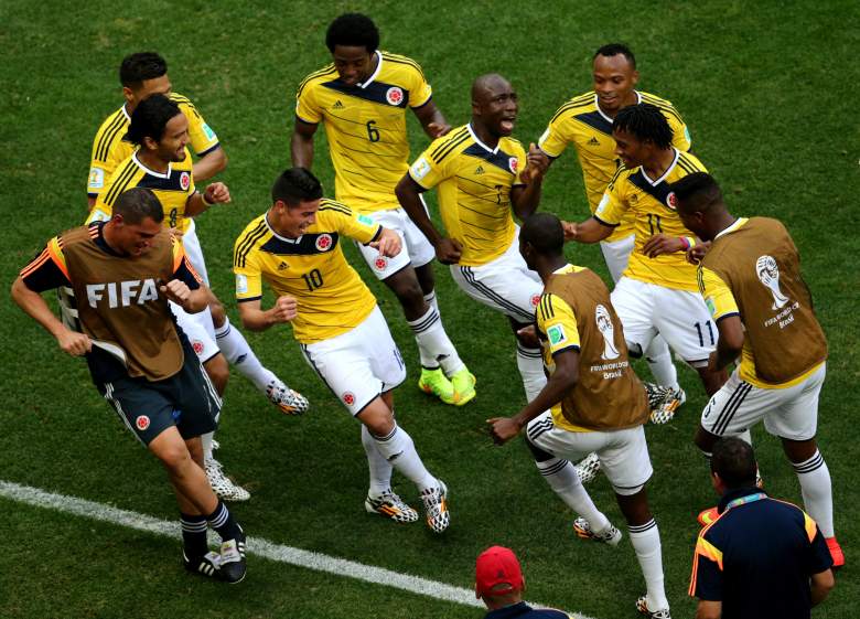 James Rodríguez # 10 de Colombia celebra bailando con sus compañeros de equipo después de anotar el primer gol de su equipo durante la Copa Mundial de la FIFA Brasil 2014 Grupo C partido entre Colombia y Costa de Marfil en el Estadio Nacional el 19 de junio de 2014 en Brasilia, Brasil.