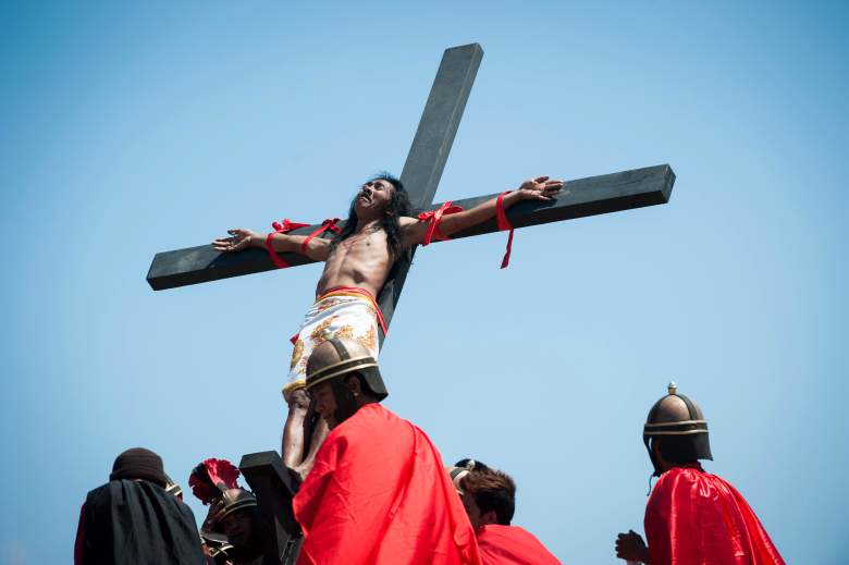 Un devoto católico es izado a una cruz por los participantes durante una recreación de la crucifixión de Cristo el Viernes Santo el 3 de abril de 2015 en la aldea de San Pedro Cutud en la provincia de Pampanga, Filipinas.