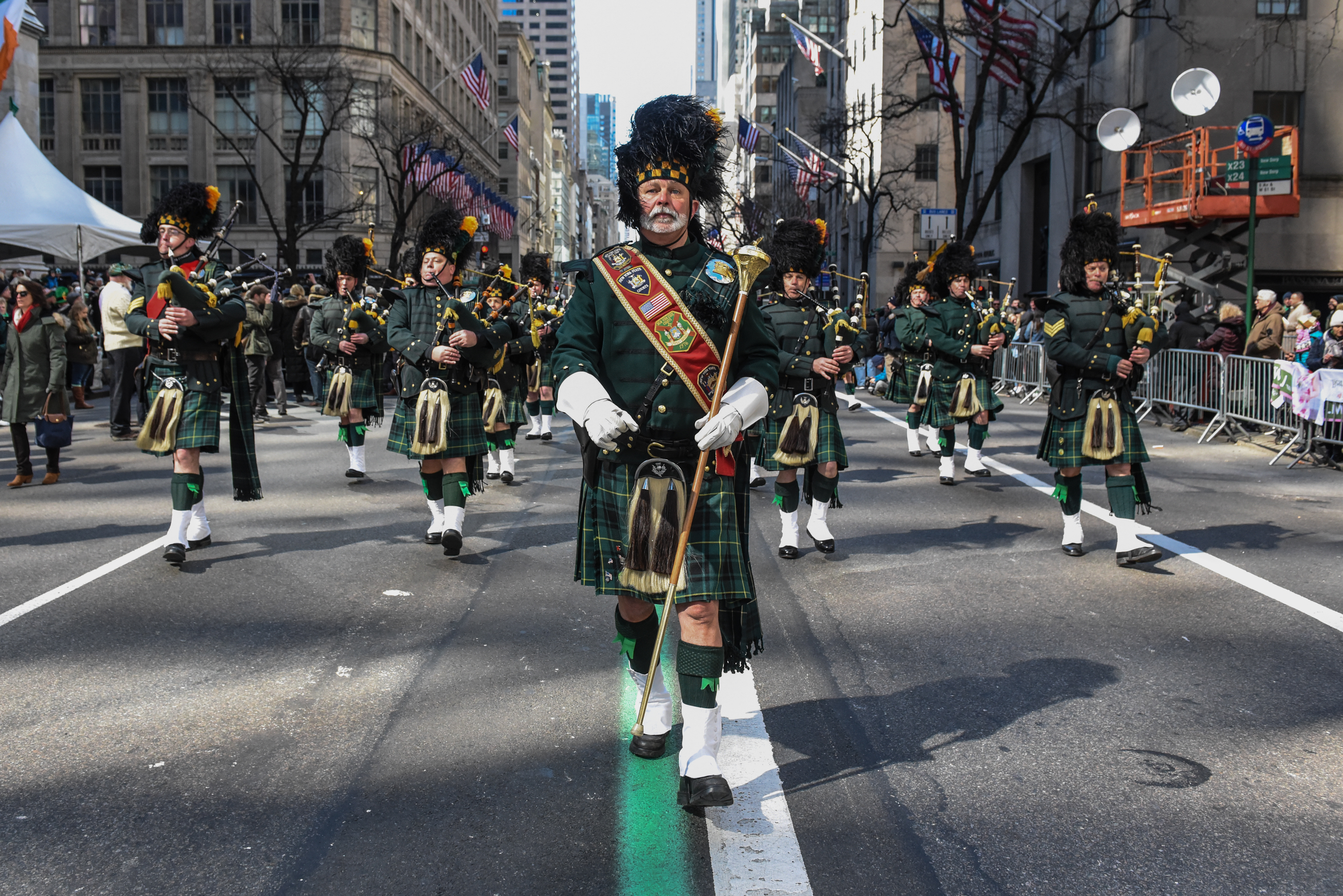 Una banda de música participa en el desfile anual del Día de San Patricio a lo largo de la Quinta Avenida el 17 de marzo de 2018 en la Ciudad de Nueva York.