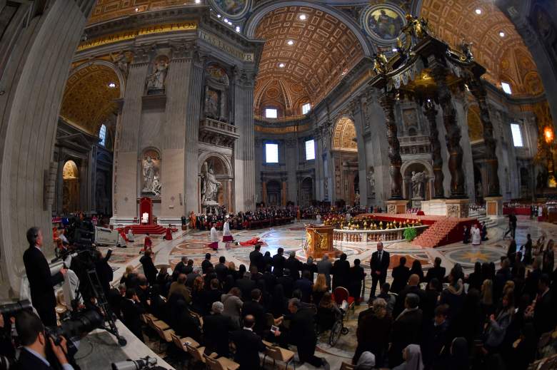 El Papa Francisco yace en el suelo para rezar durante la Celebración de la Pasión del Señor el Viernes Santo en la basílica de San Pedro, el 30 de marzo de 2018 en el Vaticano.