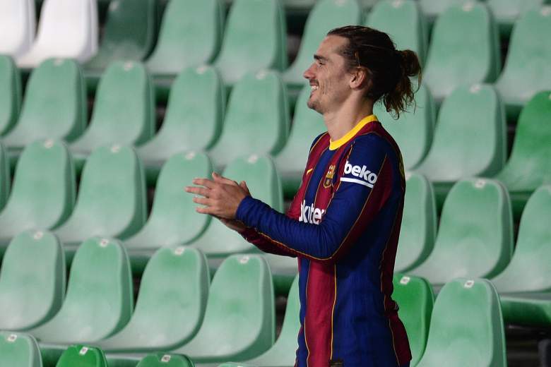 El centrocampista francés del Barcelona Antoine Griezmann celebra la finalización del partido de fútbol de la liga española entre el Real Betis y el FC Barcelona en el estadio Benito Villamarín de Sevilla el 7 de febrero de 2021