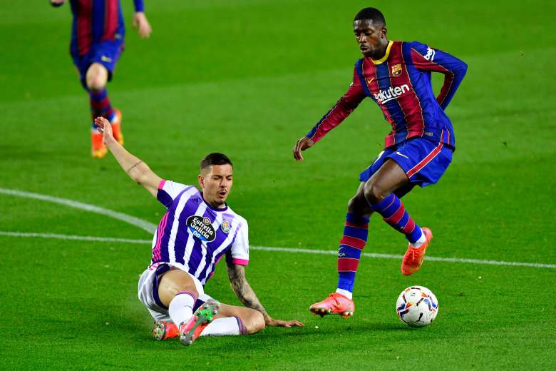 El defensa español del Valladolid Javi Sánchezt (L) desafía al delantero francés del Barcelona Ousmane Dembélé durante el partido de fútbol de la Liga española entre el FC Barcelona y el Real Valladolid FC en el estadio Camp Nou de Barcelona el 5 de abril de 2021