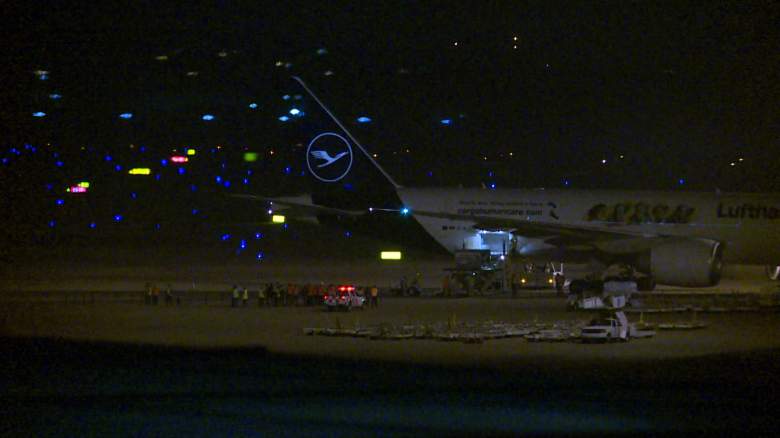 Captura de pantalla que muestra un avión de Lufthansa que transportaba 50.000 dosis de la vacuna china Sinovac contra COVID-19 donada a Conmebol al aterrizar en el Aeropuerto Internacional Carrasco en Ciudad de la Costa, Uruguay, el 28 de abril de 2021.