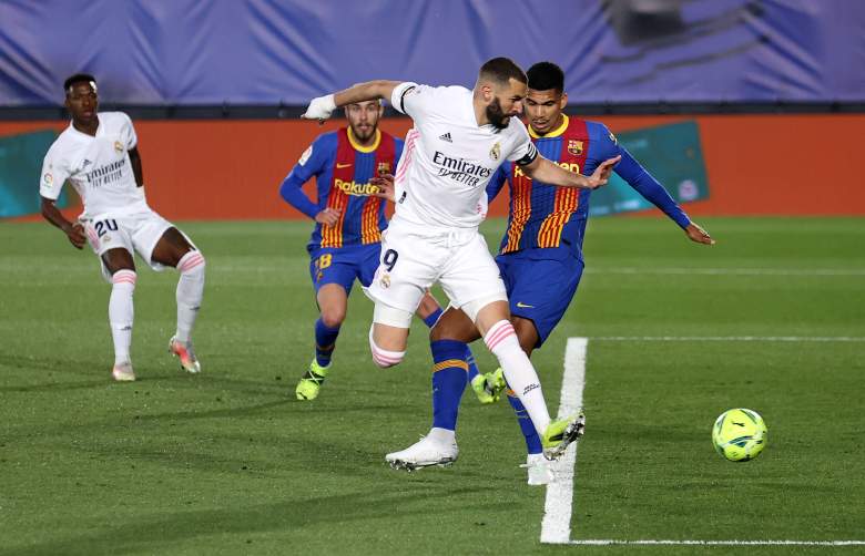 Karim Benzema del Real Madrid anota el primer gol de su lado durante el partido de La Liga Santander entre el Real Madrid y el FC Barcelona en el Estadio Alfredo Di Stefano el 10 de abril de 2021 en Madrid, España.