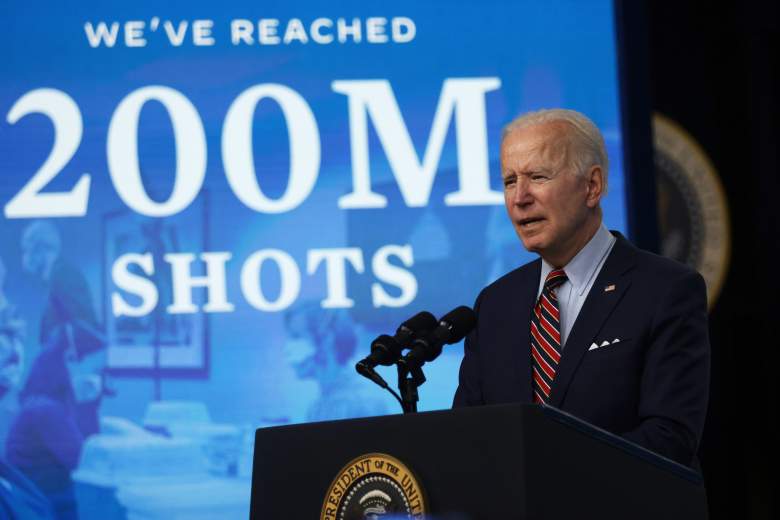 El presidente de los Estados Unidos, Joe Biden, pronuncia comentarios sobre la respuesta al COVID-19 y el estado de las vacunas en el Auditorio South Court del edificio de oficinas ejecutivas de Eisenhower el 21 de abril de 2021 en Washington, DC. Hasta el día de hoy, el presidente Biden dijo que Estados Unidos ha distribuido 200 millones de inyecciones de la vacuna COVID-19.