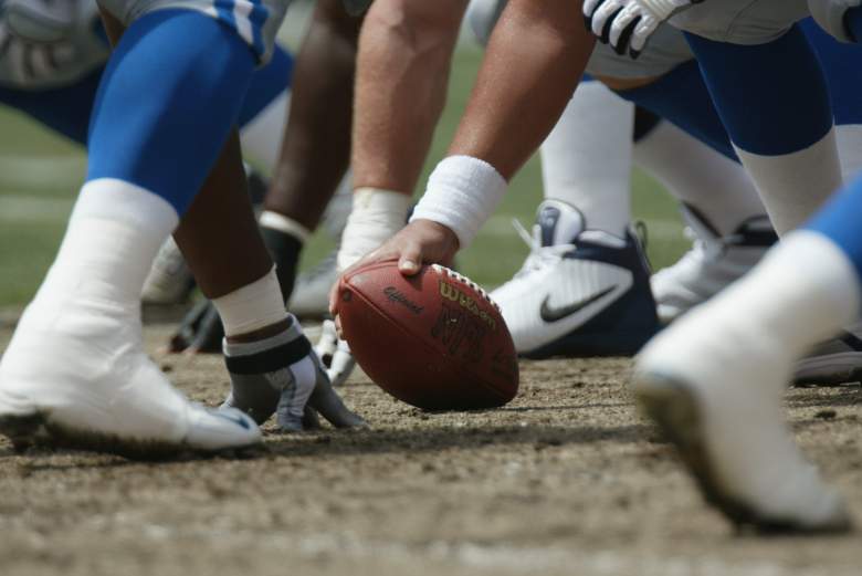 Detalle de la pelota antes del complemento durante el juego de la NFL entre los Miami Dolphins y los Detroit Lions el 8 de septiembre de 2002 en el Pro Player Stadium de Miami, Florida.