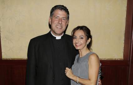 Padre Alberto Cutié se besa con Ruhama y habla del escándalo: mira sus hijos -Fotos