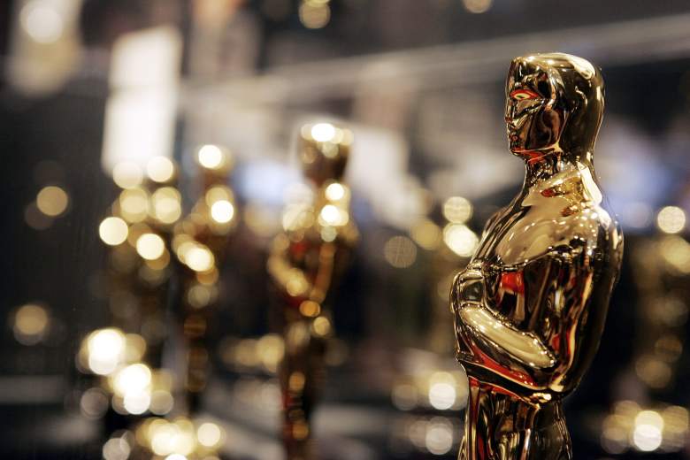 Los Oscar se exhiben en "Meet the Oscars", una exhibición que presenta las 50 estatuillas de los Oscar que se presentarán en los 78 Premios de la Academia, en Hollywood y Highland el 10 de febrero de 2006 en Los Ángeles, California.