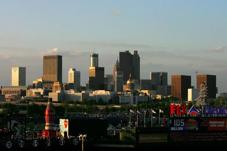 El horizonte de Atlanta se encuentra más allá del Turner Field antes del inicio de los Mets de Nueva York contra los Bravos de Atlanta durante el juego inaugural de la temporada en casa de los Bravos en Turner Field el 6 de abril de 2007 en Atlanta, Georgia.