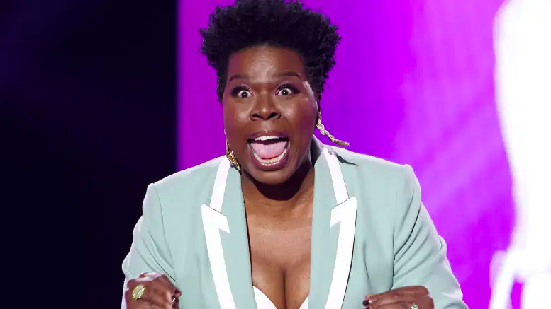 Leslie Jones habla en el escenario durante los premios ESSENCE Black Women in Hollywood Awards