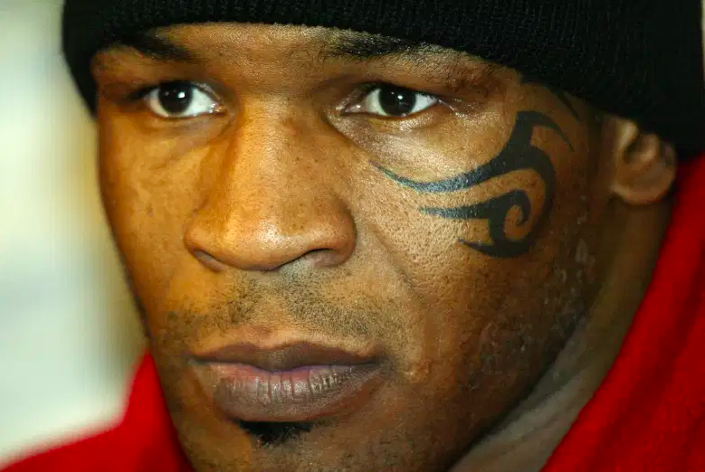 Mike Tyson asiste a una conferencia de prensa después de derrotar a Clifford Etienne durante su pelea de peso pesado en The Pyramid el 22 de febrero de 2003 en Memphis, Tennessee. Tyson fue arrestado después de una pelea con dos hombres afuera de un hotel de Brooklyn el 21 de junio de 2003 en la ciudad de Nueva York. Fue acusado de agresión y alteración del orden público.