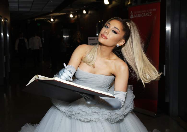 Ariana Grande es vista en las Firmas de Caridades GRAMMY durante la 62a Entrega Anual de los Premios GRAMMY en STAPLES Center el 26 de enero de 2020 en los Ángeles, California.