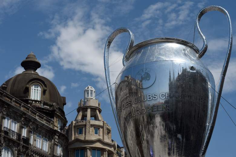 Una réplica inflable gigante del trofeo de la Liga de Campeones de la UEFA se muestra en la avenida Aliados de Oporto, el 28 de mayo de 2021, en vísperas del último partido de fútbol entre Manchester City y Chelsea en el estadio Dragao.