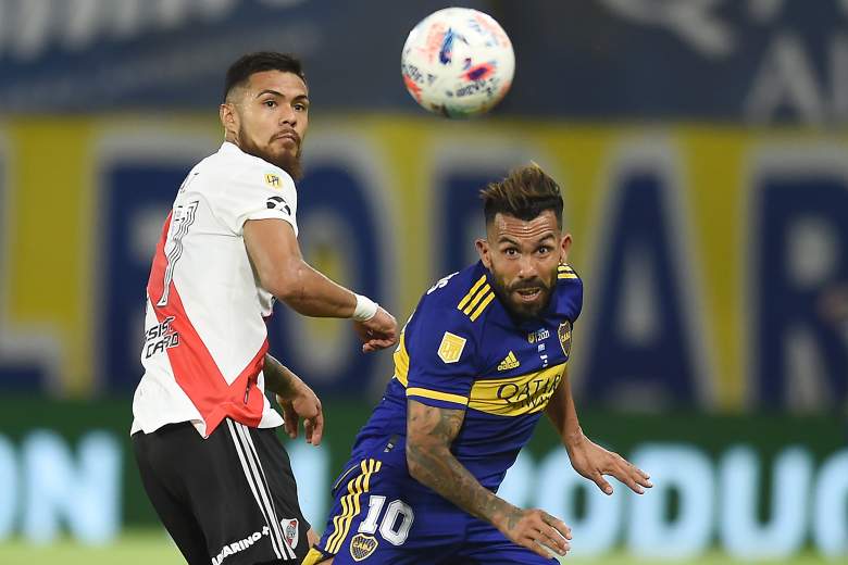 Carlos Tevez de Boca Juniors pelea por el balón con Paulo Díaz de River Plate durante un partido entre Boca Juniors y River Plate como parte de la Copa De La Liga Profesional 2021 en el Estadio Alberto J. Armando el 14 de marzo , 2021 en Buenos Aires, Argentina.