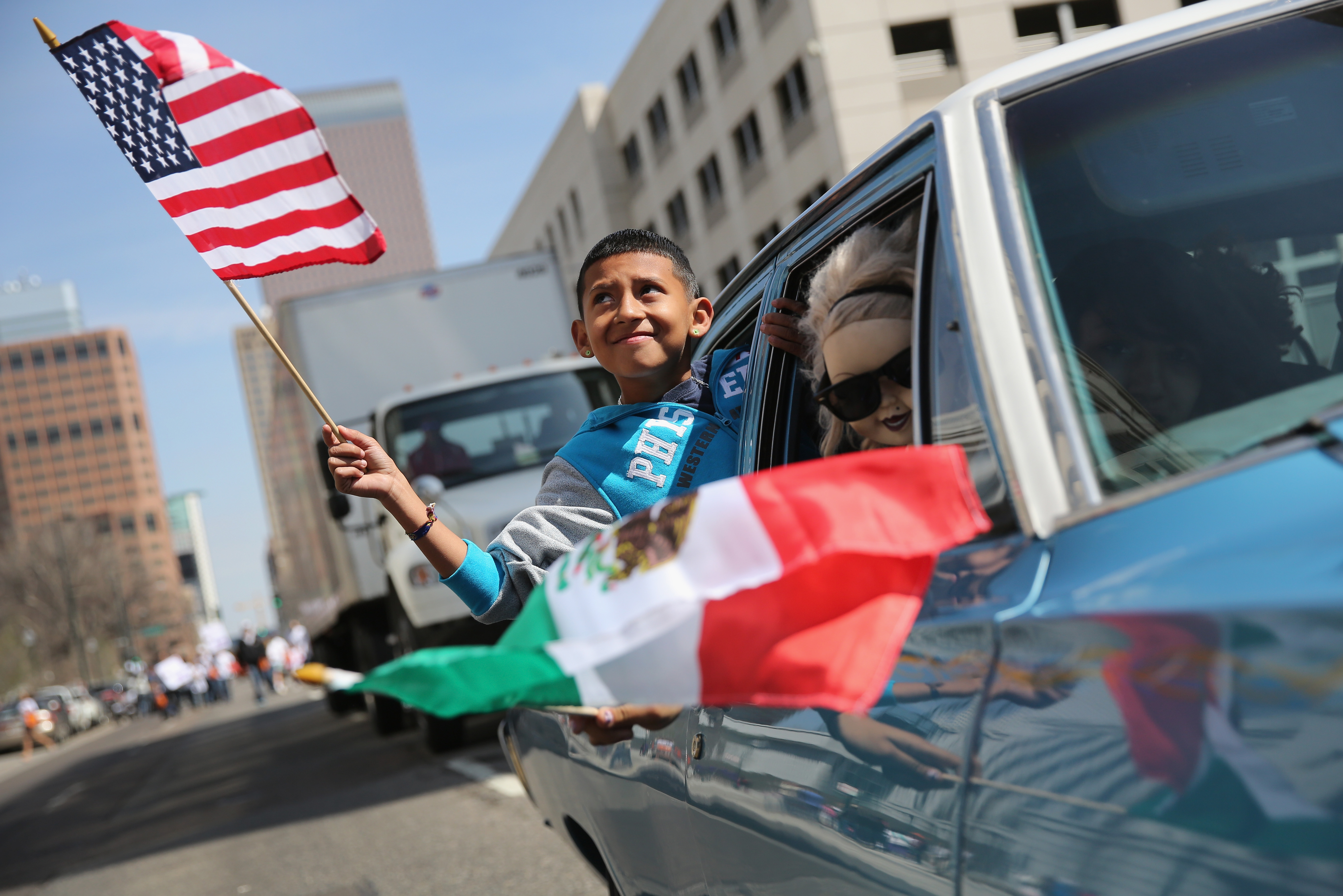 Un niño viaja en un low rider durante un desfile del Cinco de Mayo de 2013 en Denver, Colorado.