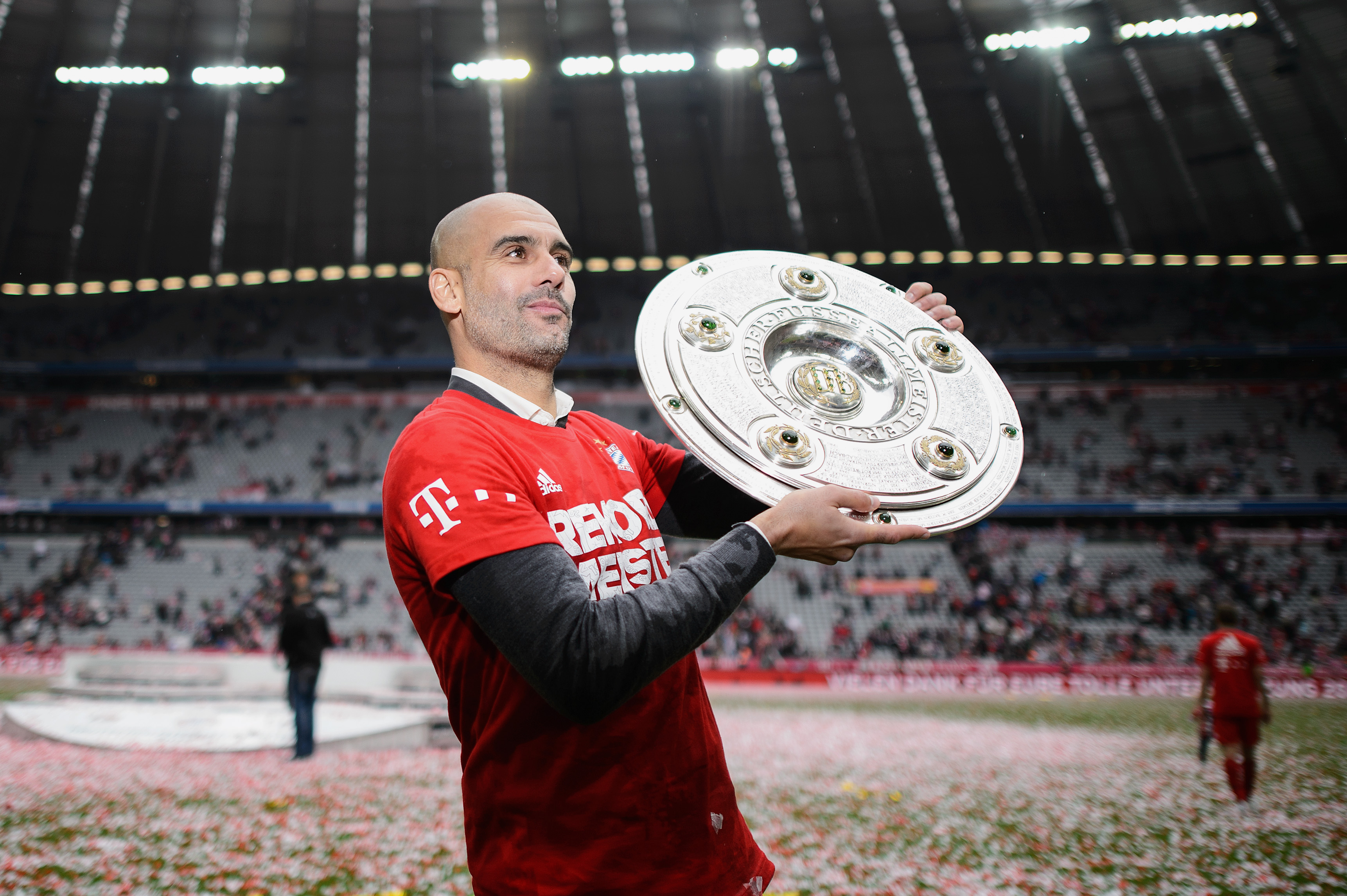 el entrenador Pep Guardiola de Muenchen celebra con el trofeo de la Bundesliga después de ganar la liga durante el partido de la Bundesliga entre el FC Bayern München y el 1. FSV Mainz 05 en el Allianz Arena el 23 de mayo de 2015 en Munich, Alemania.