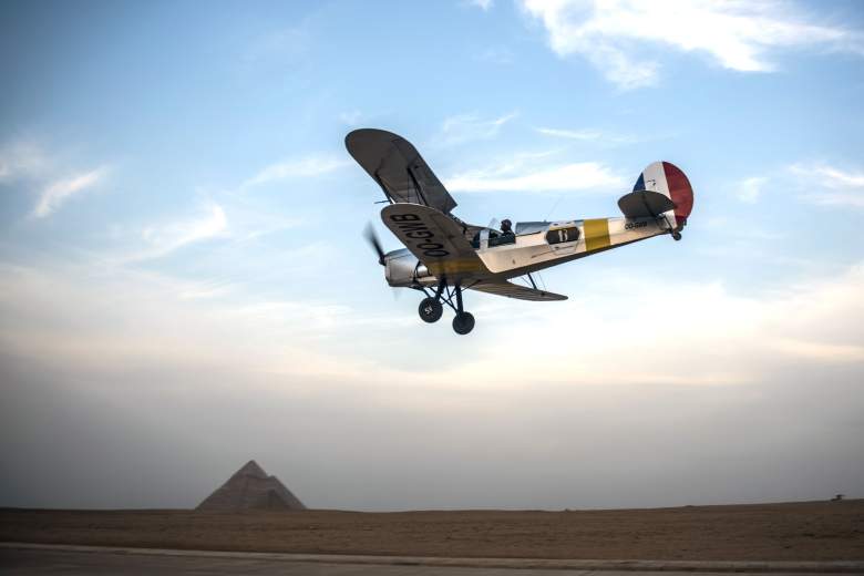 Los pilotos belgas Alexandra Maingard y su esposo Cedric Collette vuelan su biplano vintage Stampe OO-GWB cerca de las pirámides de Giza, en las afueras del sur de la capital egipcia, El Cairo, el 13 de noviembre de 2016 durante el Vintage Air Rally (VAR).