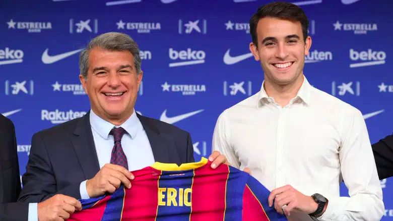 El presidente del Barcelona, Joan Laporta, y el nuevo fichaje Eric García