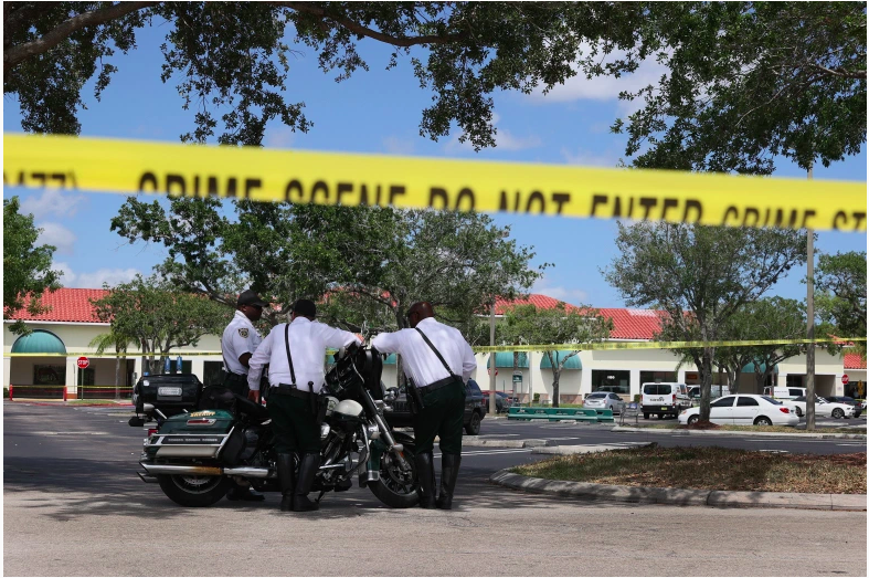 Los oficiales del alguacil del condado de Palm Beach se encuentran afuera de un supermercado Publix donde una mujer, un niño y un hombre fueron encontrados muertos a tiros el 10 de junio de 2021 en Royal Palm Beach, Florida. Los funcionarios encargados de hacer cumplir la ley continúan investigando la escena del crimen en busca de pistas sobre por qué ocurrió el tiroteo.