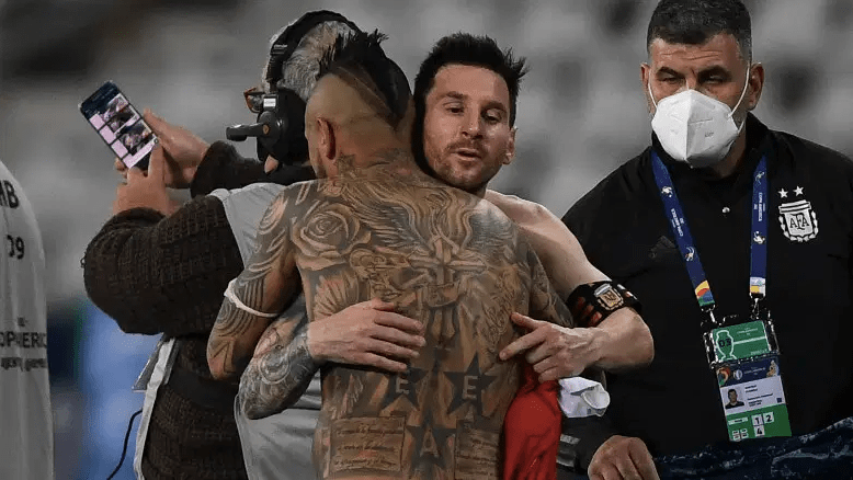 Lionel Messi y Arturo Vidal se abrazan