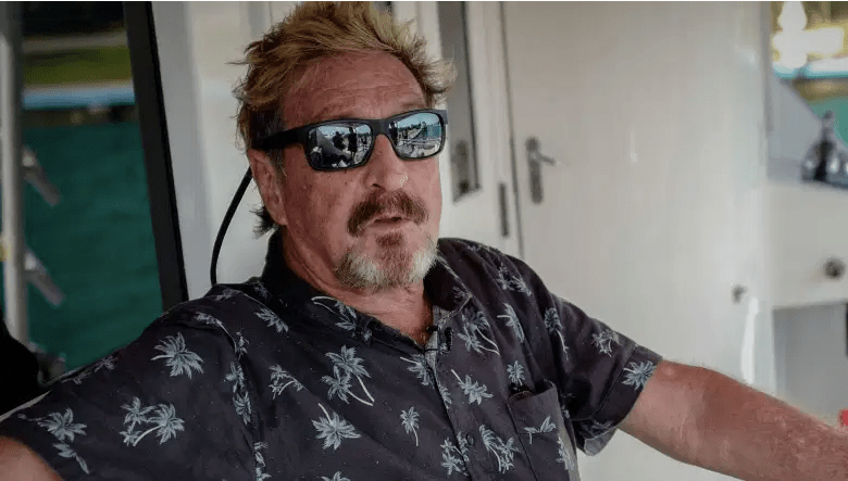 John McAfee gesticula durante una entrevista con AFP en su yate anclado en la Marina Hemingway de La Habana, el 26 de junio de 2019.