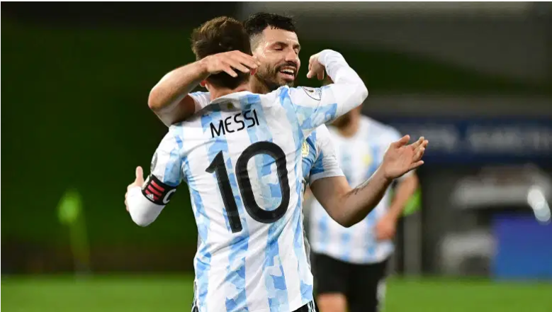 Lionel Messi y Sergio Agüero celebran en la Copa América