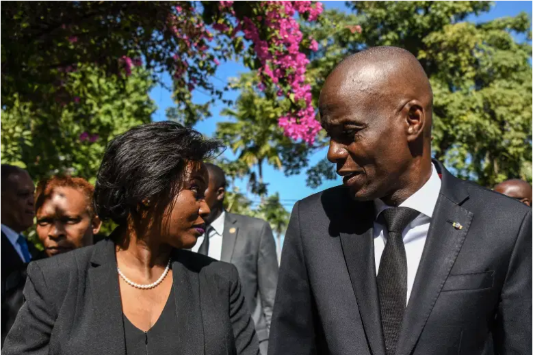 El presidente de Haití, Jovenel Moise (derecha), llega con la primera dama Martine Moise (izquierda) para la ceremonia oficial del décimo aniversario del terremoto de Haití en Puerto Príncipe, el 12 de enero de 2020. - El domingo, los haitianos rindieron sombrío homenaje a miles de personas que murió en el devastador terremoto del 12 de enero de 2010, cuando el dolor se mezcló con la amargura por los fallidos esfuerzos de reconstrucción y la continua inestabilidad política. Miles de haitianos acudieron a las iglesias para celebrar misas celebradas en la memoria de los muertos. (Foto de CHANDAN KHANNA / AFP) (Foto de CHANDAN KHANNA / AFP a través de Getty Images)