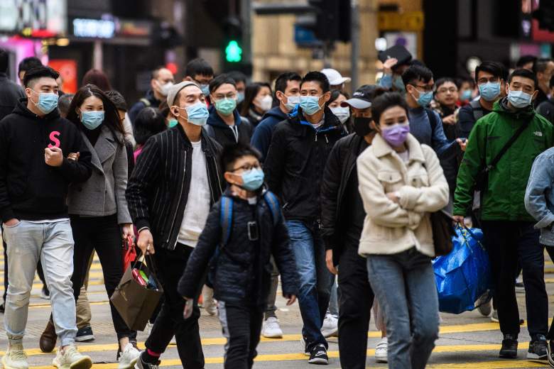 Los peatones con mascarillas cruzan una calle durante el día festivo del Año Nuevo Lunar de la Rata en Hong Kong el 27 de enero de 2020, como medida preventiva luego de un brote de coronavirus que comenzó en la ciudad china de Wuhan