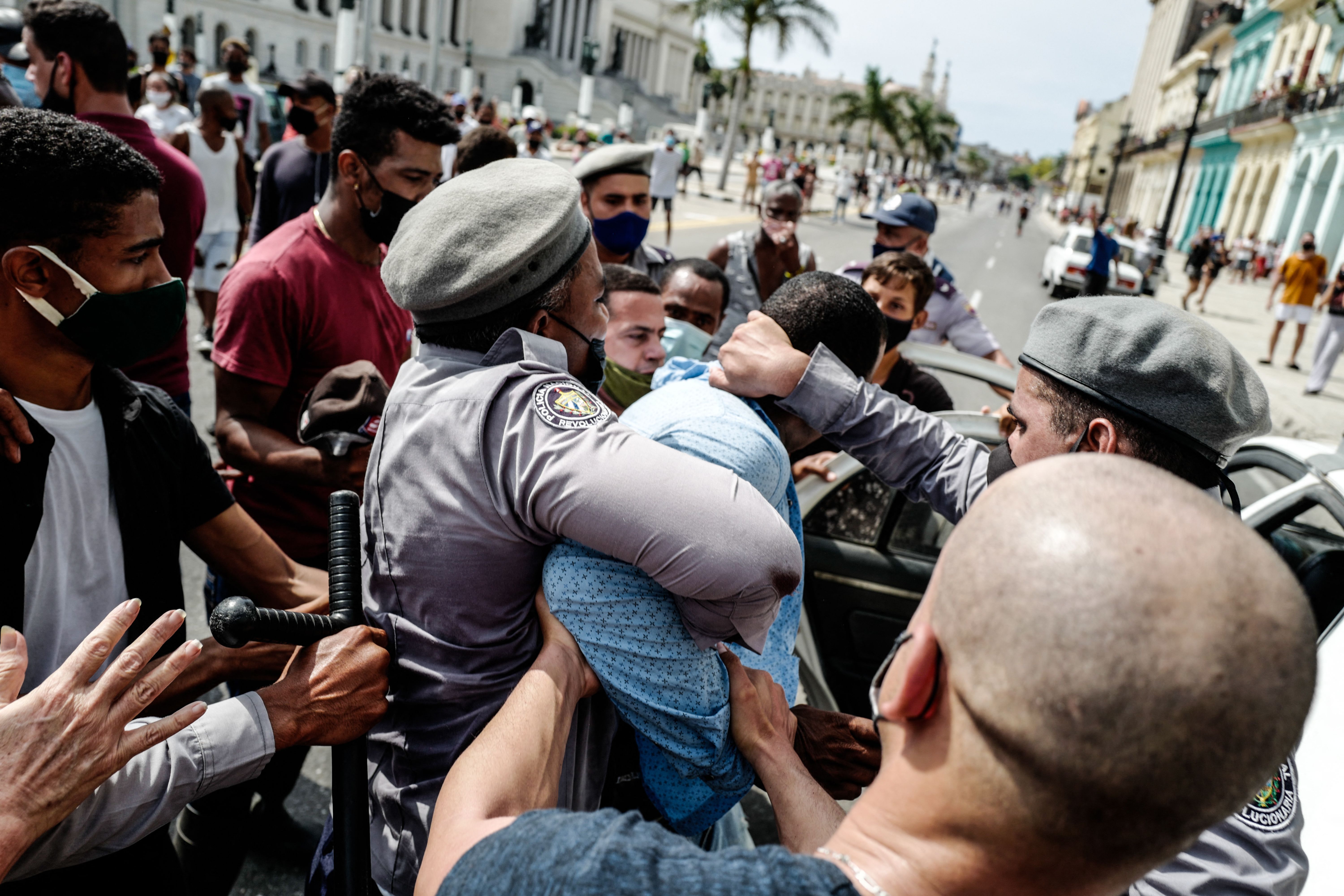 Un hombre es arrestado durante una manifestación contra el gobierno del presidente cubano Miguel Díaz-Canel en La Habana, el 11 de julio de 2021.