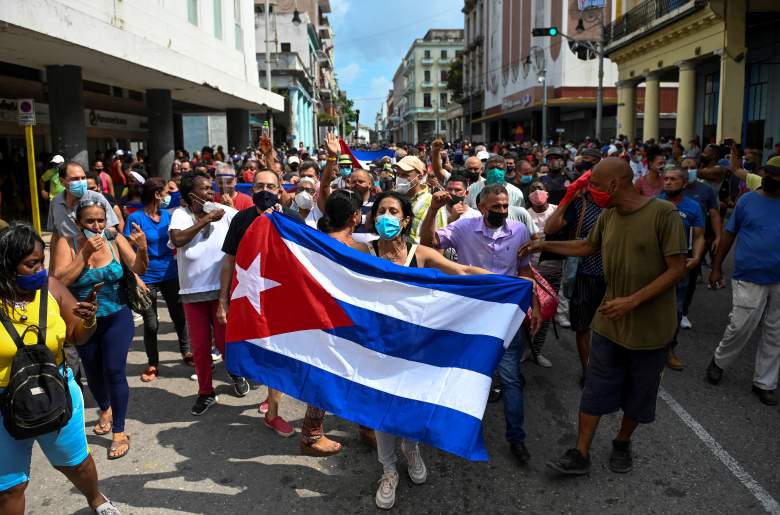 Miles de cubanos participaron en raras protestas el domingo contra el gobierno comunista