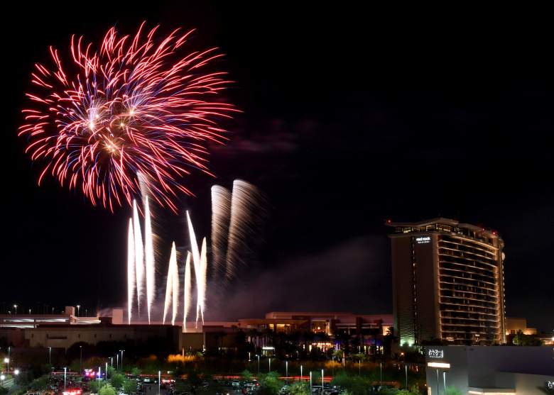 Los fuegos artificiales explotan en el Red Rock Resort durante un espectáculo pirotécnico del 4 de julio de 10 minutos de duración organizado por Fireworks by Grucci el 4 de julio de 2020 en Las Vegas, Nevada.