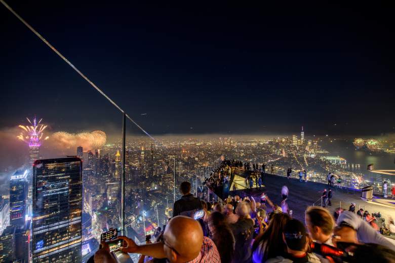 Los invitados ven los fuegos artificiales durante la celebración del 4 de julio de Edge at Hudson Yard en Edge at Hudson Yards el 4 de julio de 2021 en la ciudad de Nueva York.